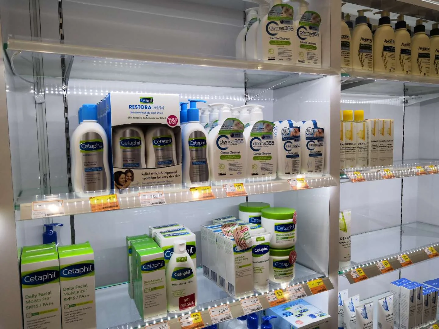 ULIGHT TB-U power track installed on retail gondola shelving with LED bars